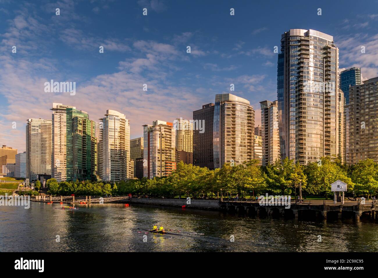 Tramonto sugli alti edifici lungo la riva del Coal Harbour nel centro di Vancouver Foto Stock