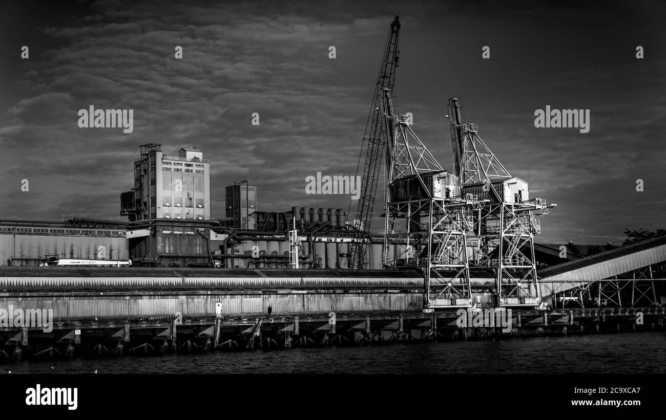 Foto in bianco e nero della banchina del più antico sito industriale di Vancouver della raffineria di zucchero della BC sulla riva di Burrard Inlet nel porto di Vancouver Foto Stock