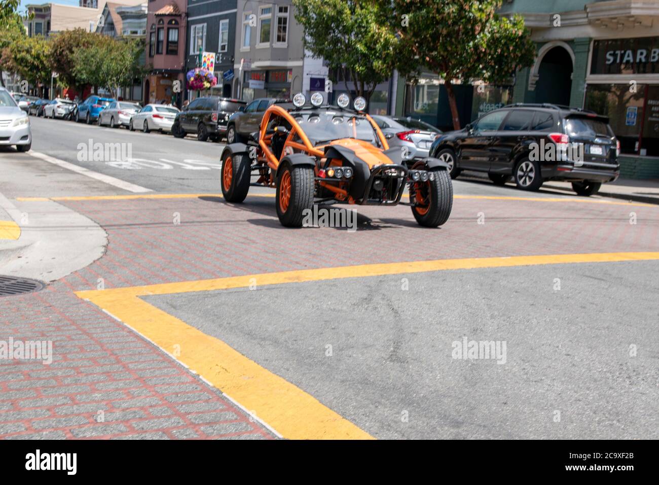 Qualcuno guida questo veicolo fuoristrada nel quartiere Noe Valley di San Francisco, California, USA. Foto Stock