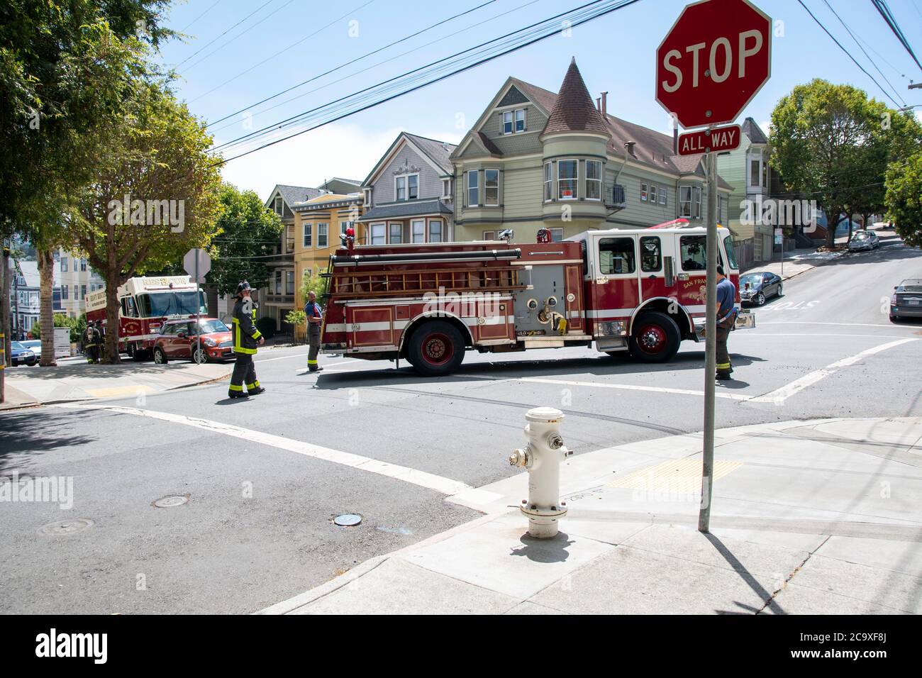 Questo motore antincendio ha risposto a una chiamata in una domenica nel quartiere Noe Valley di San Francisco, California, USA. Foto Stock