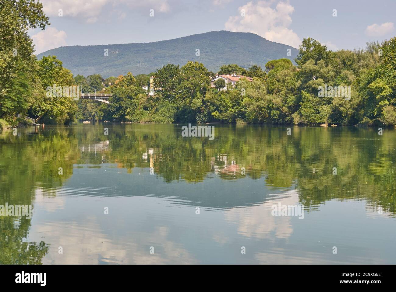 I riflessi della vita nel fiume Soča furono di morte durante la prima guerra mondiale, quando fu teatro di feroci battaglie con centinaia di migliaia di persone Foto Stock