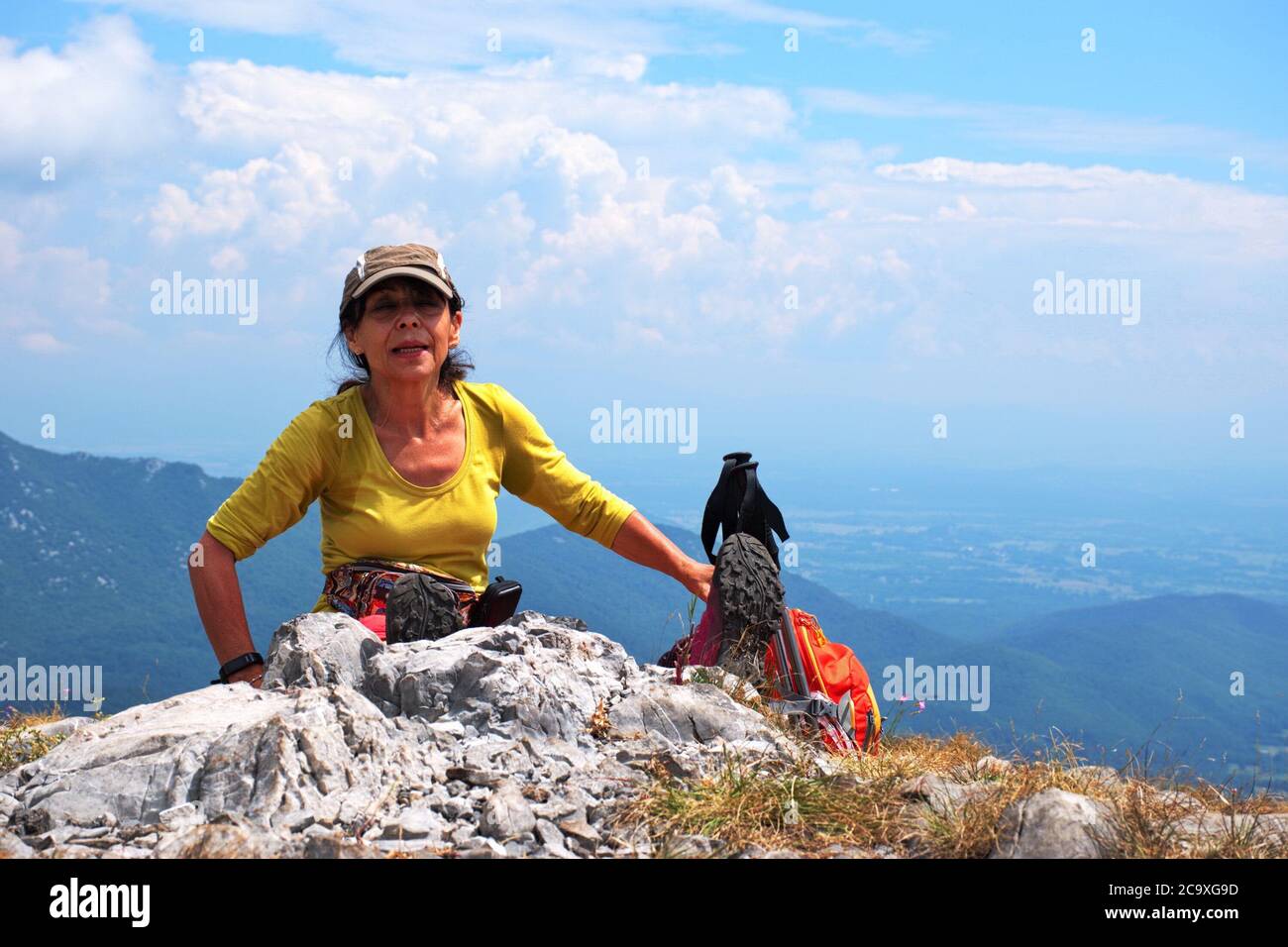 Ritratto di donna anziana trekking in montagna Velebit, Croazia Foto Stock
