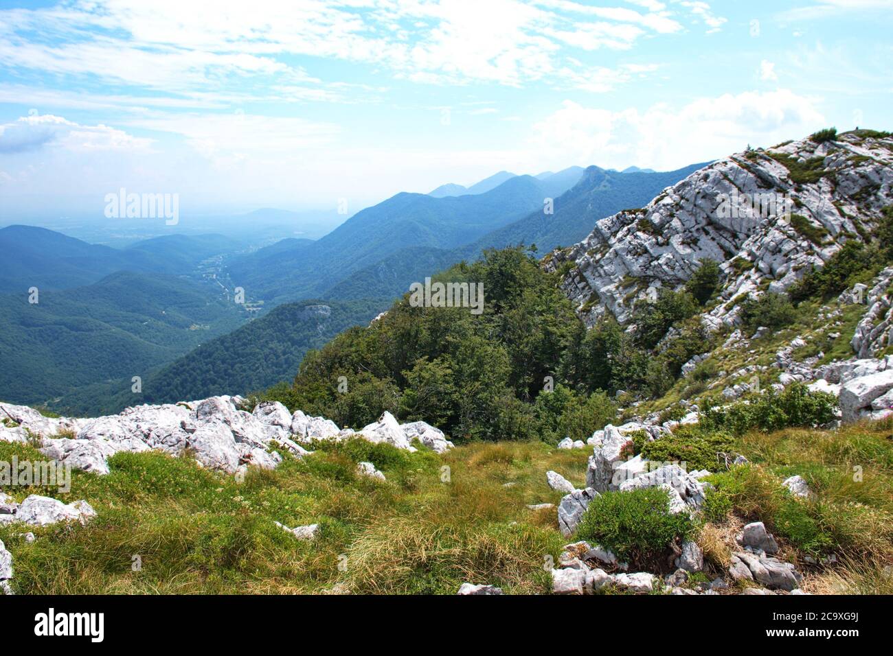 Vista panoramica della vetta rocciosa della montagna di Velebit, Croazia Foto Stock