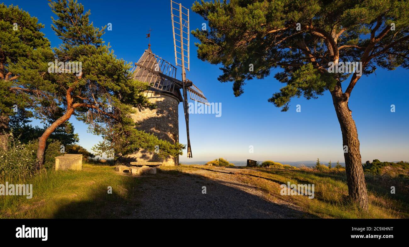 Tramonto panoramico estivo sul mulino a vento di Montfuron in Provenza, Francia meridionale. Montfuron, Alpi dell'alta Provenza, Francia, Europa Foto Stock