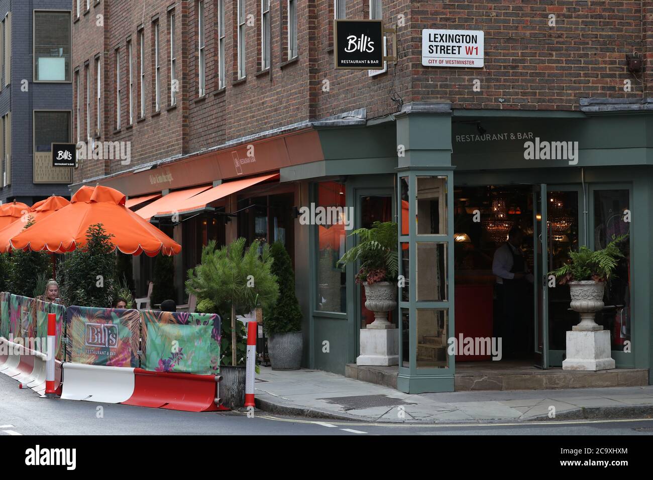 Il ristorante e bar Bill's a Soho, Londra, uno dei ristoranti partecipanti dove i clienti potranno gustare pasti a metà prezzo, a partire da lunedì, quando il governo inizia il suo programma di agosto, con l'obiettivo di incrementare il commercio di ristoranti e pub dopo il blocco. Foto Stock