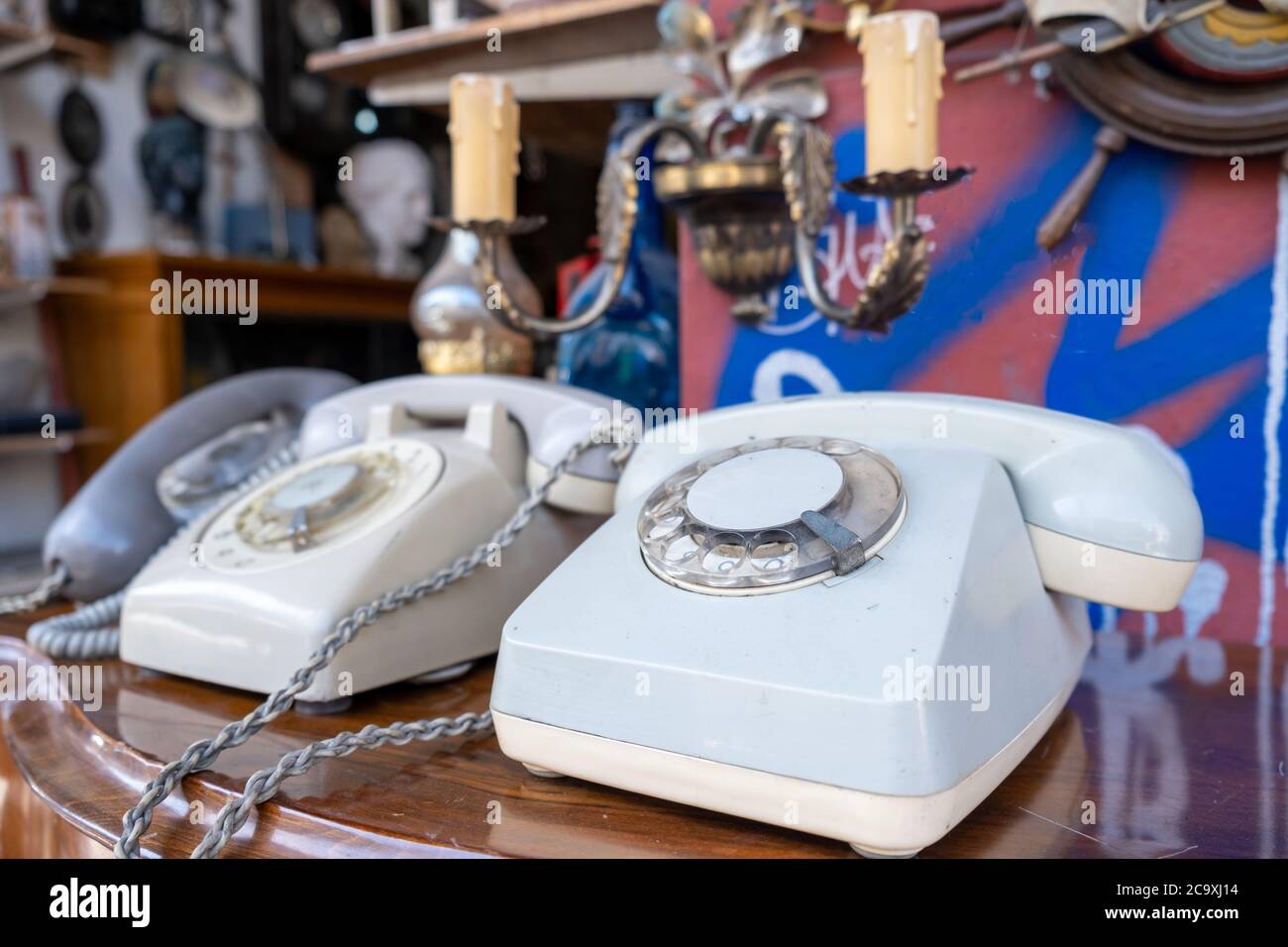 Telefono vendemmia in un mercato delle pulci . I vecchi telefoni retro su un tavolo di legno, vista closeup, offuscare lo sfondo di un negozio d'antiquariato Foto Stock