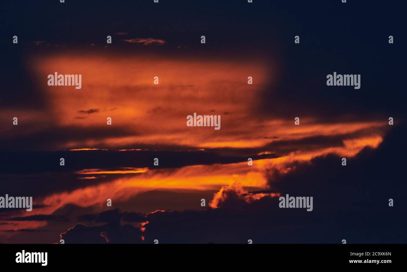 Un cartello di fronte al tramonto Foto Stock
