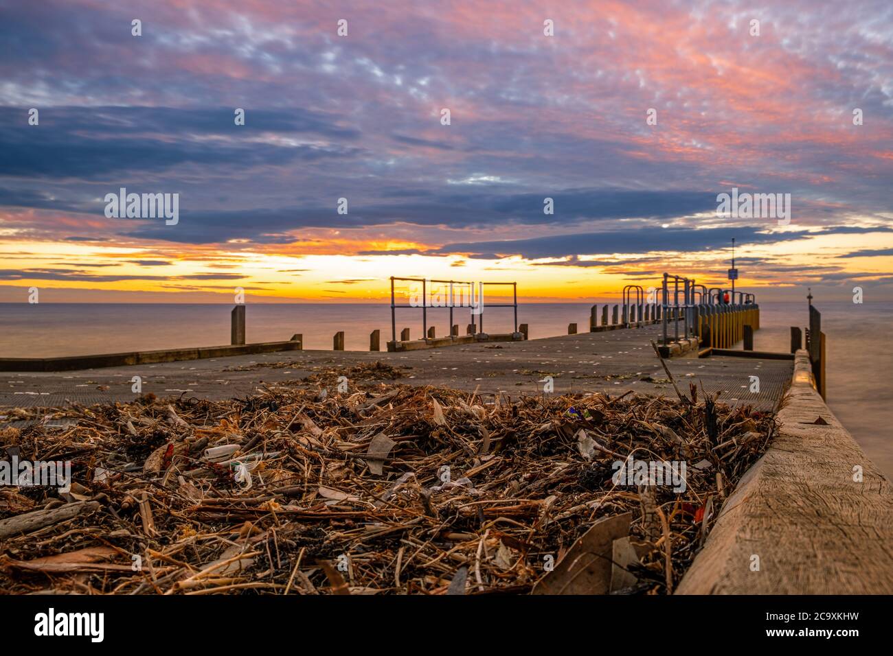 Closeup di detriti sul molo delle barche al tramonto in Australia Foto Stock