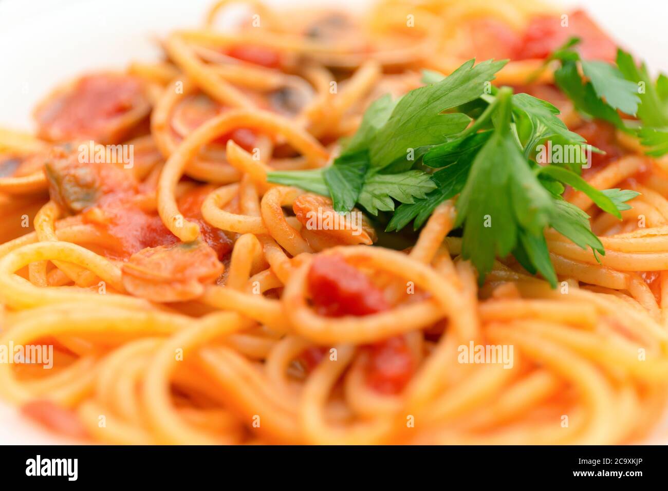 Primo piano di spaghetti con prezzemolo di pomodoro vongole Foto Stock