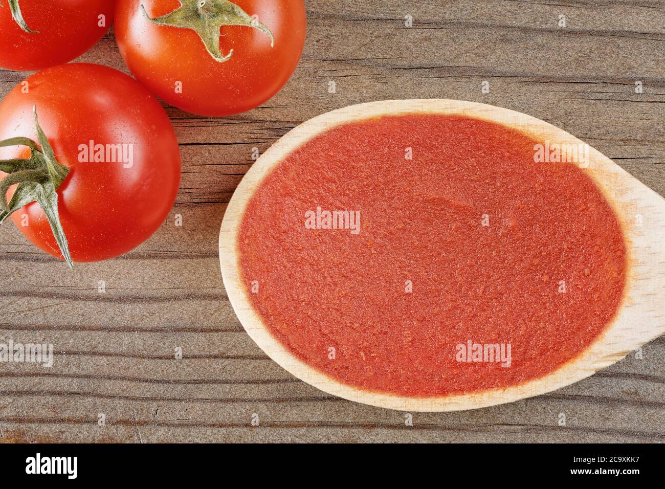 Vista superiore closeup salsa di pomodoro su uno sfondo di legno Foto Stock