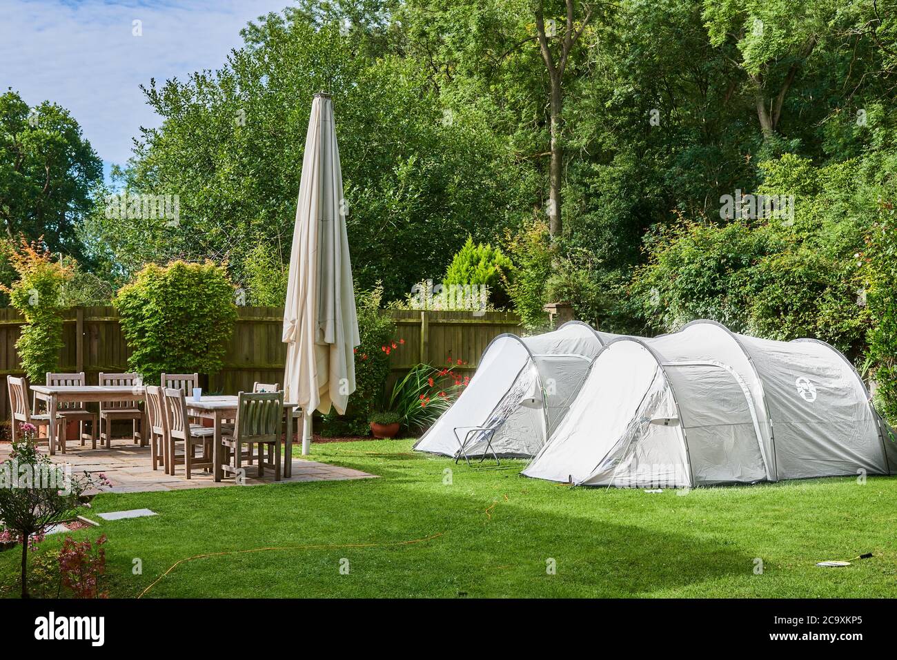 Campeggio staycation nel giardino posteriore in una giornata estiva durante la crisi del coronavirus, 2020 luglio. Foto Stock