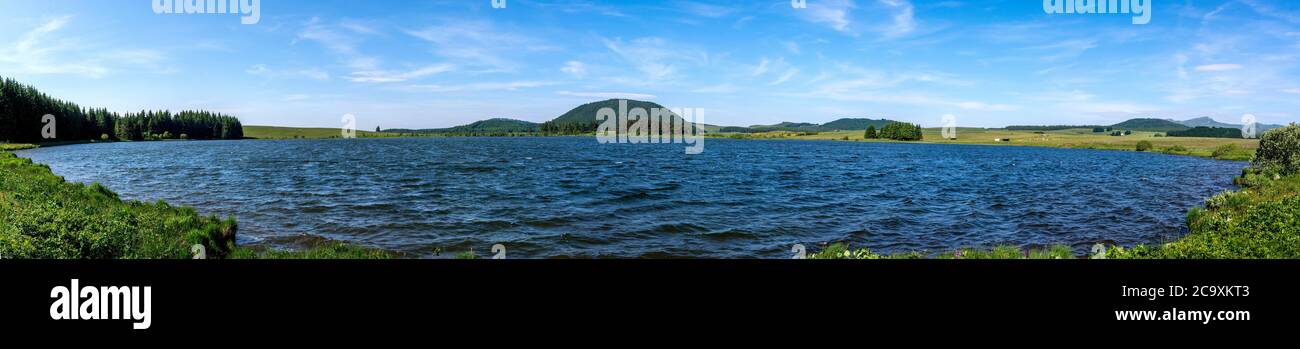 Lago di Bourdouze, Parco Naturale Regionale di Volcans d'Auvergne, Puy de Dome., Auvergne-Rodano-Alpi . Francia Foto Stock