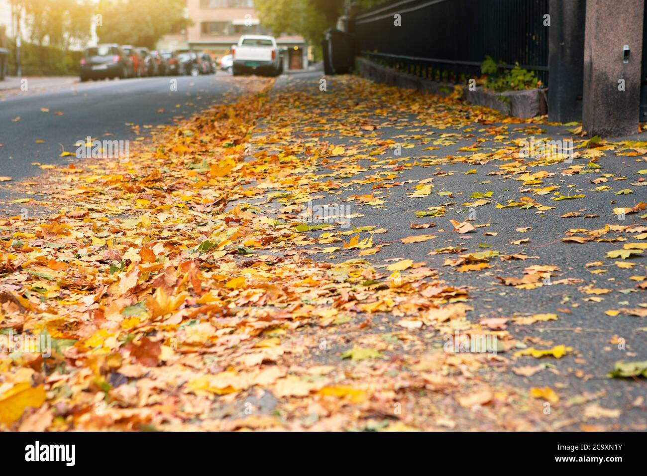Via della città d'autunno in Europa Foto Stock