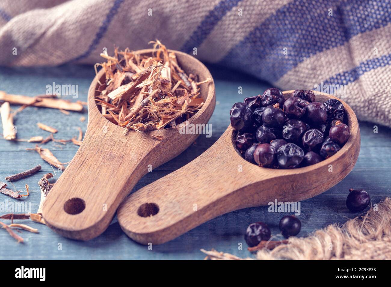 Bacche di ginepro e fessure di legno per fumare Foto Stock