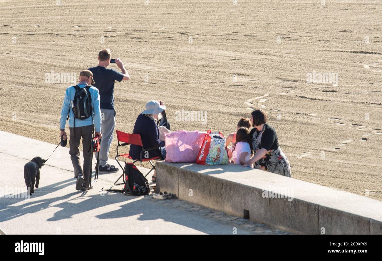 Lyme Regis, Dorset, Regno Unito. 3 agosto 2020. Regno Unito Meteo: Un caldo bruciante e soleggiata inizio della settimana presso la località balneare di Lyme Regis. Gli arrivi anticipati assicurano un posto sulla spiaggia e fare un tuffo rinfrescante nel mare mentre l'onda di calore di agosto si mette in moto. Credit: Celia McMahon/Alamy Live News Foto Stock