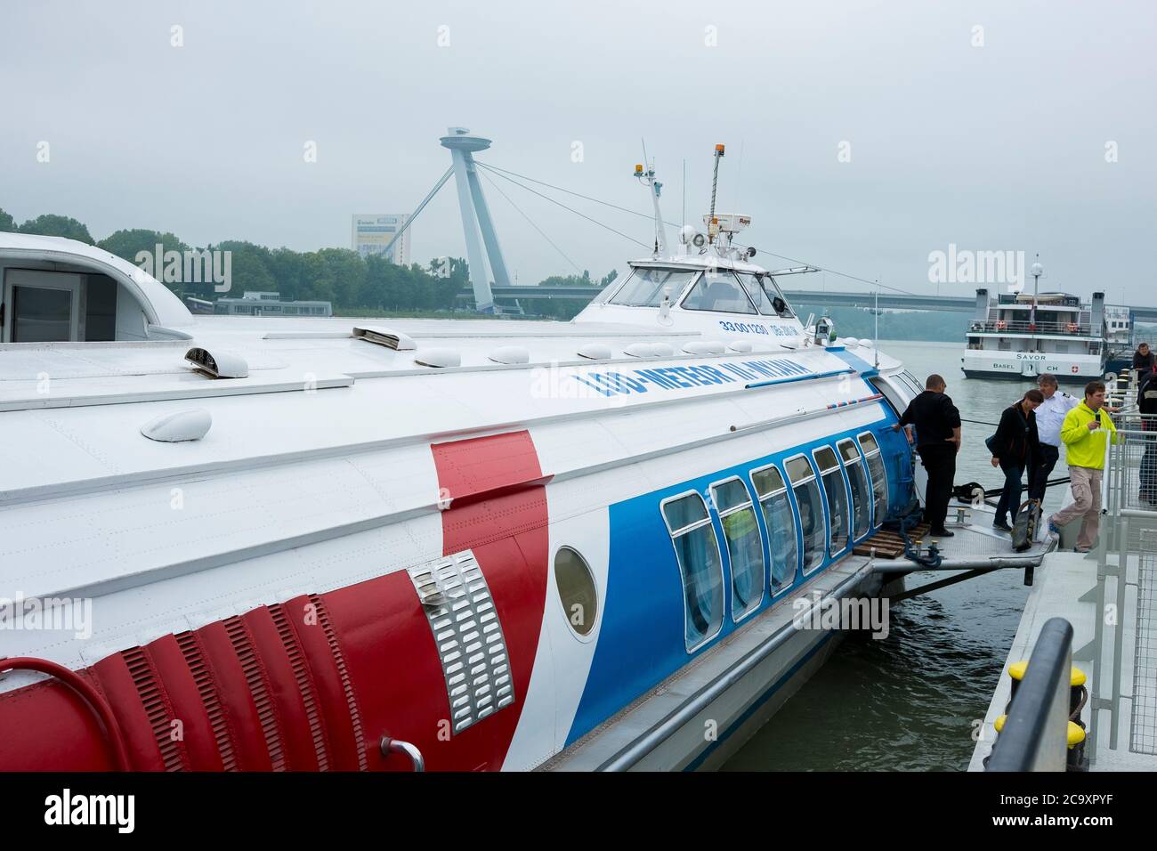 I passeggeri che scendono dal traghetto lungo il Danubio da Vienna. A Bratislava, Slovacchia. Foto Stock