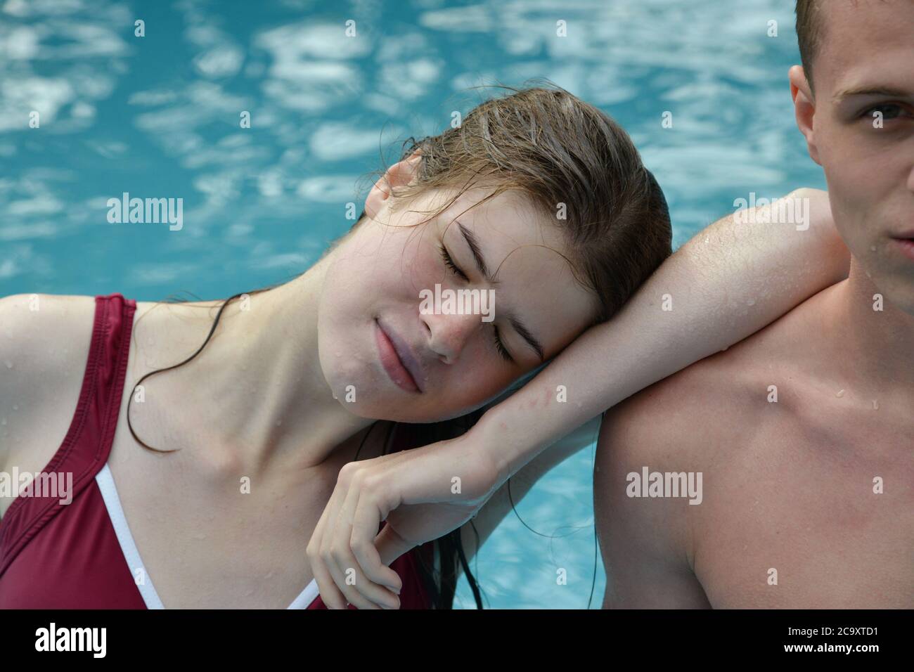 due adolescenti si rilassano in piscina Foto Stock