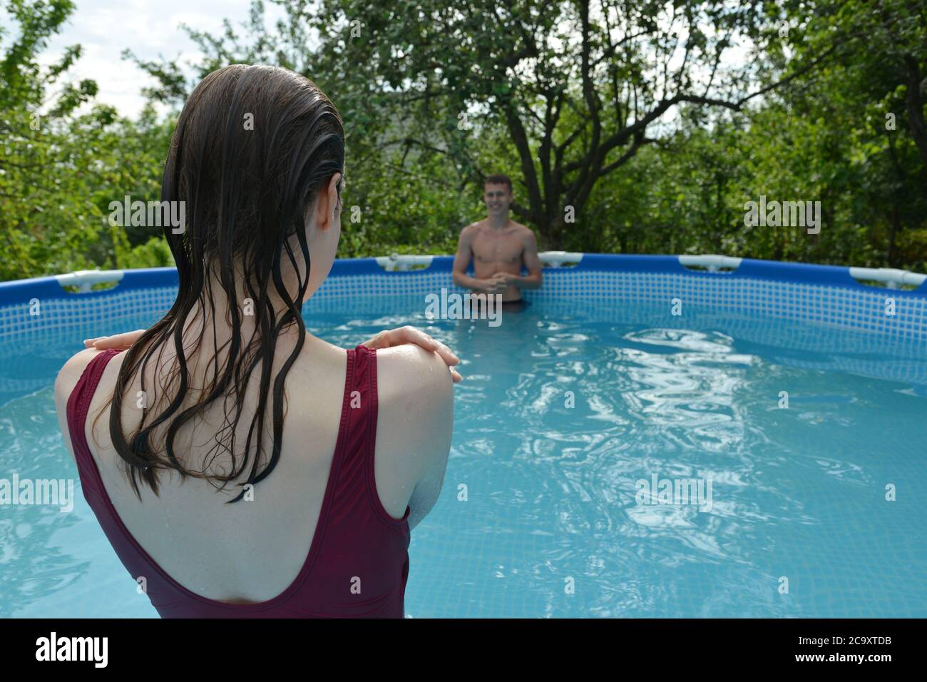 due adolescenti si rilassano in piscina Foto Stock
