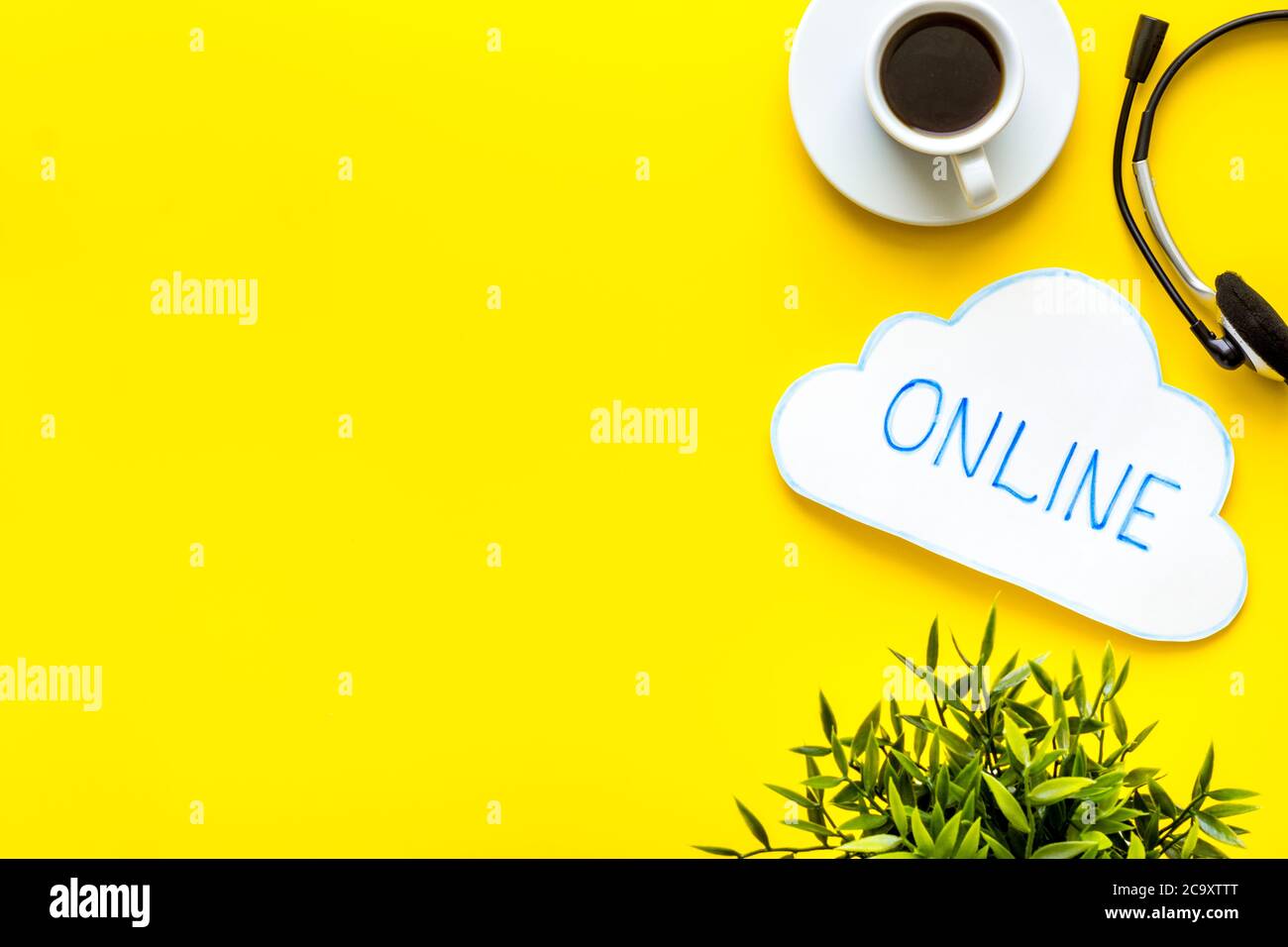 Concetto di networking online. Vista dall'alto del desktop Office Foto Stock