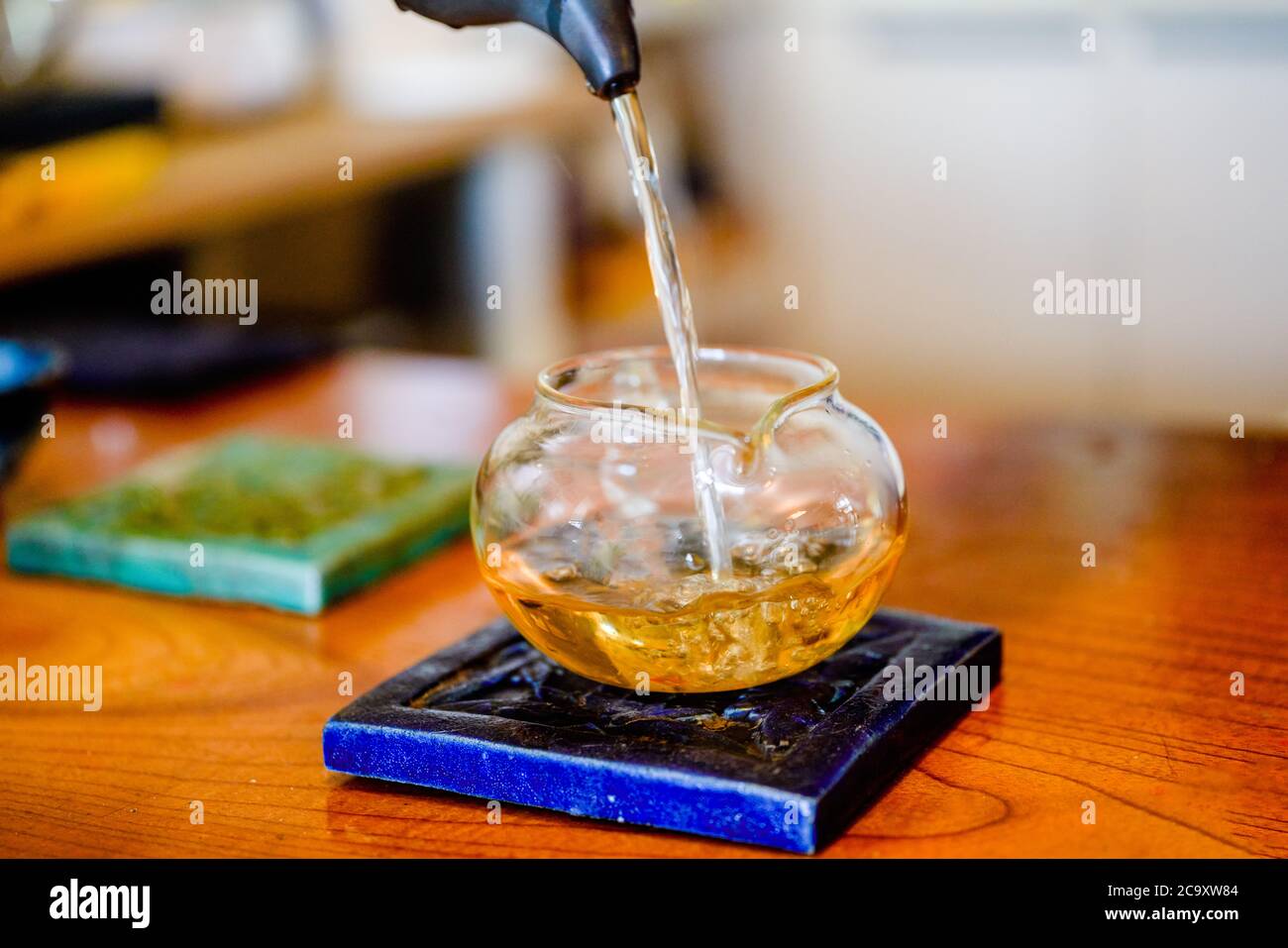 Tè cinese set, una persona sta versando il tè in un teacup, bere il tè Foto Stock