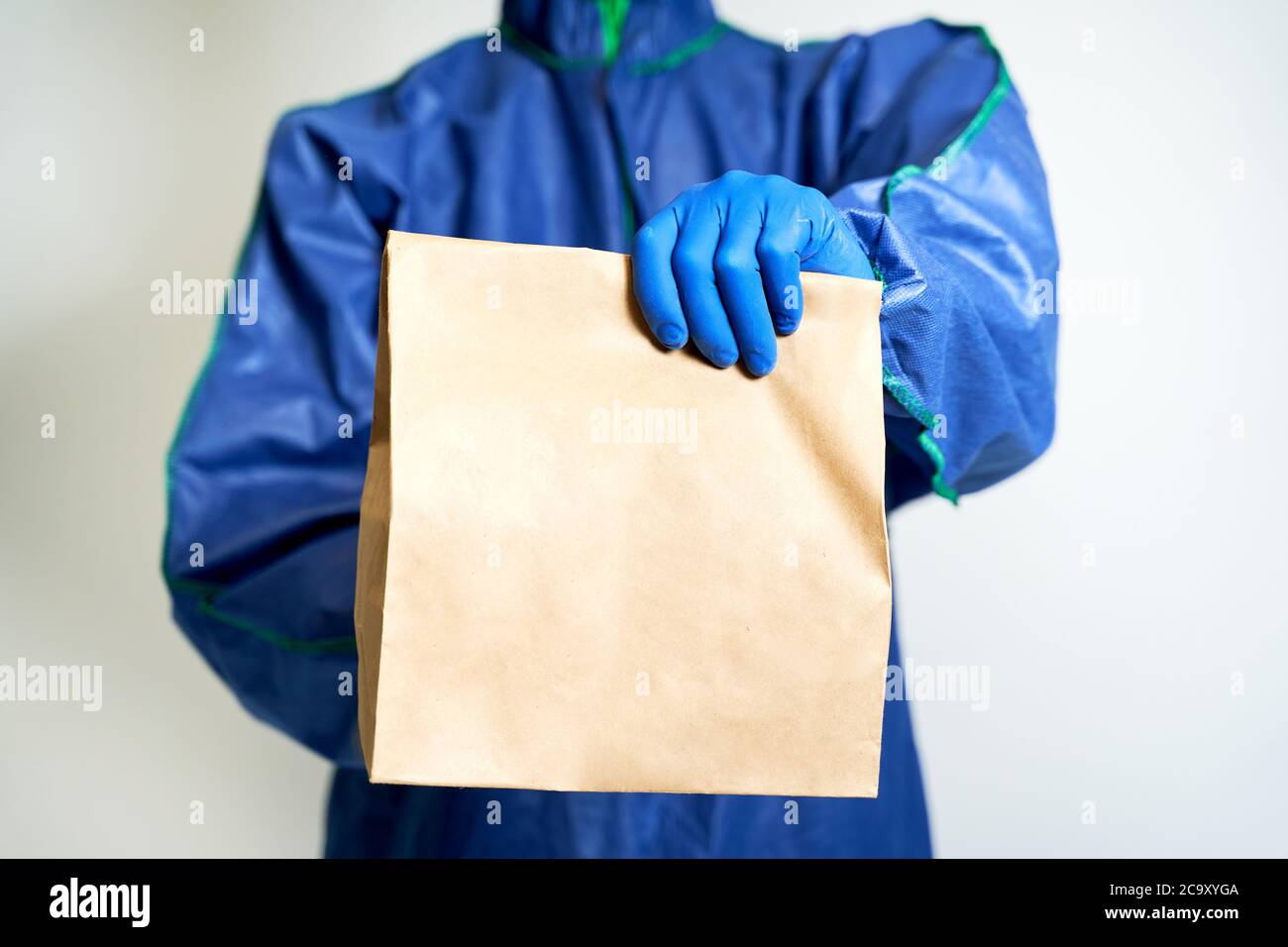 consegna senza contatto nella lotta contro il coronovirus Foto Stock