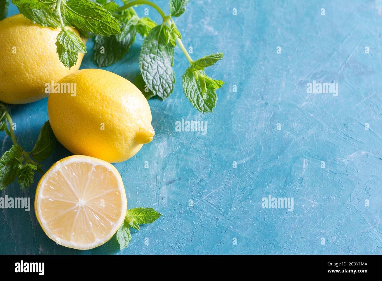Acqua rinfrescante con limone, menta e ghiaccio per il caldo estivo sfondo Foto Stock