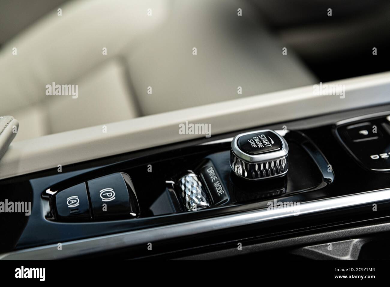 Pannello di controllo per auto Luxury con interruttore di avviamento/arresto motore. Auto moderna Foto Stock