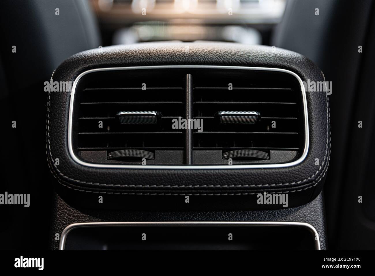 Prese d'aria per auto e aria condizionata. Auto moderna Foto Stock