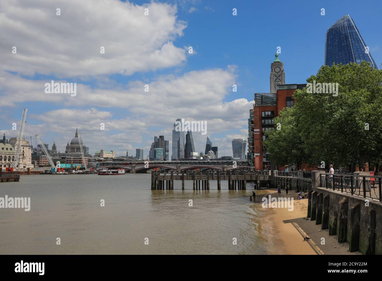 Vista panoramica sul Tamigi e OXO Wharf verso St Paul's e la City di Londra in estate, Londra, Inghilterra Foto Stock