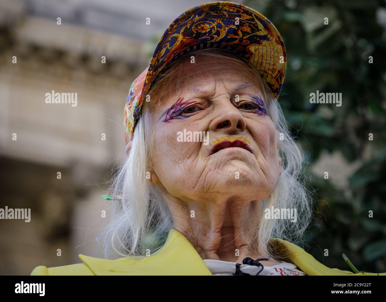 Dame Vivienne Westwood, stilista di moda inglese durante la sua protesta "i Am Julian Assange" al di fuori della Corte penale centrale di Old Bailey, Londra, Regno Unito Foto Stock