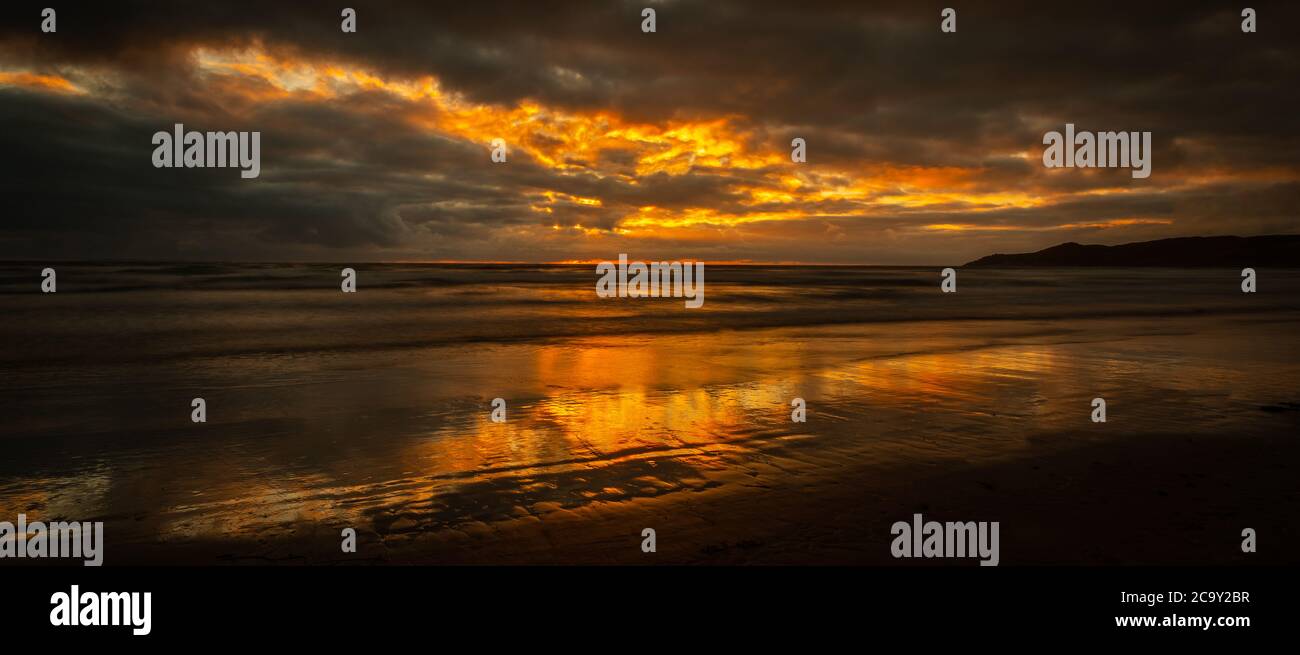 Immagine costiera a Woolacombe Nord Devon estate del 2020 al tramonto Foto Stock