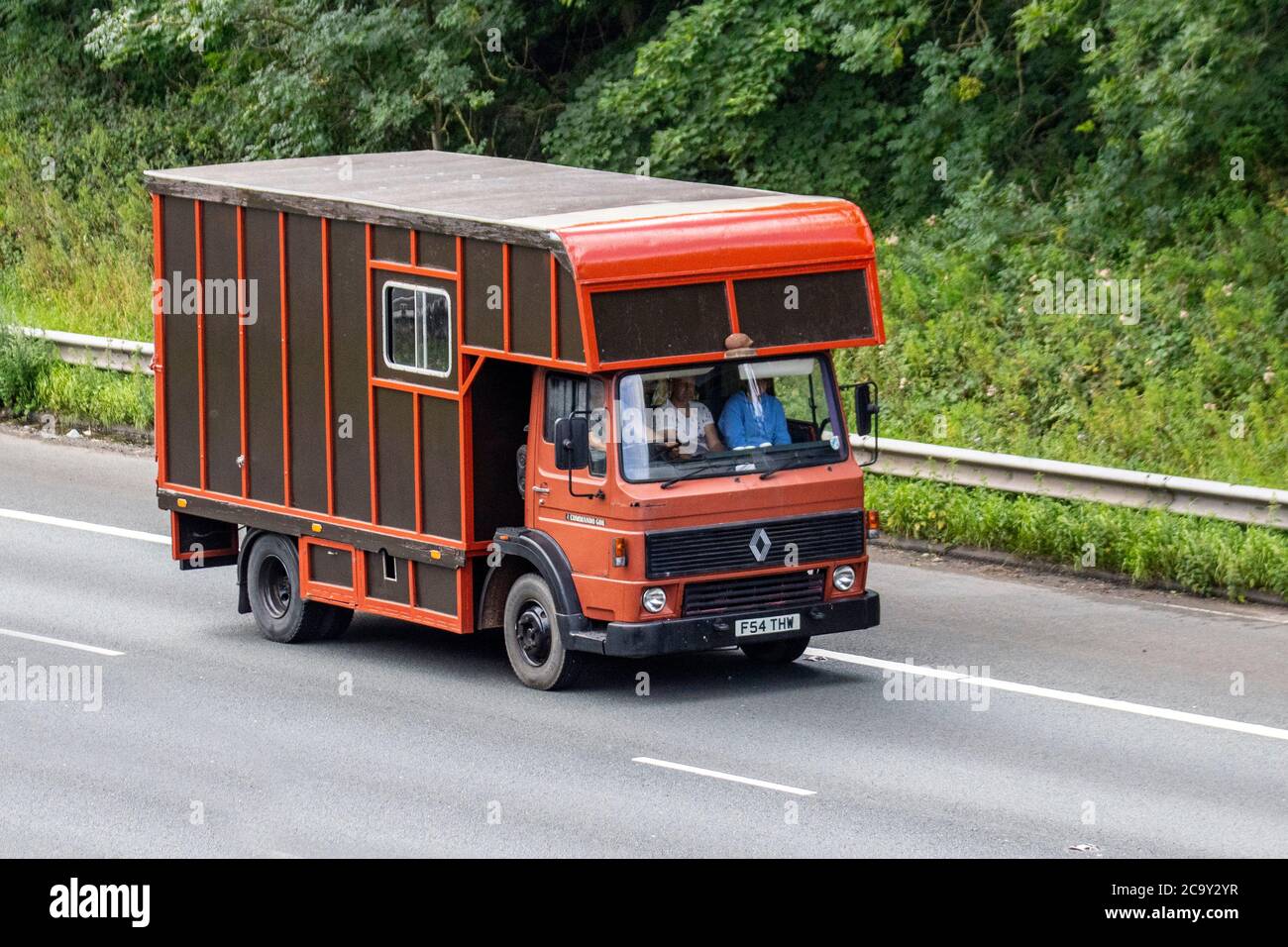 1989 80s anni ottanta, Renault Commando G08 in legno rosso pulmino diesel; autobus costruito e conversione equina trasporto di animali che viaggiano sull'autostrada M6, Lancashire, Regno Unito Foto Stock