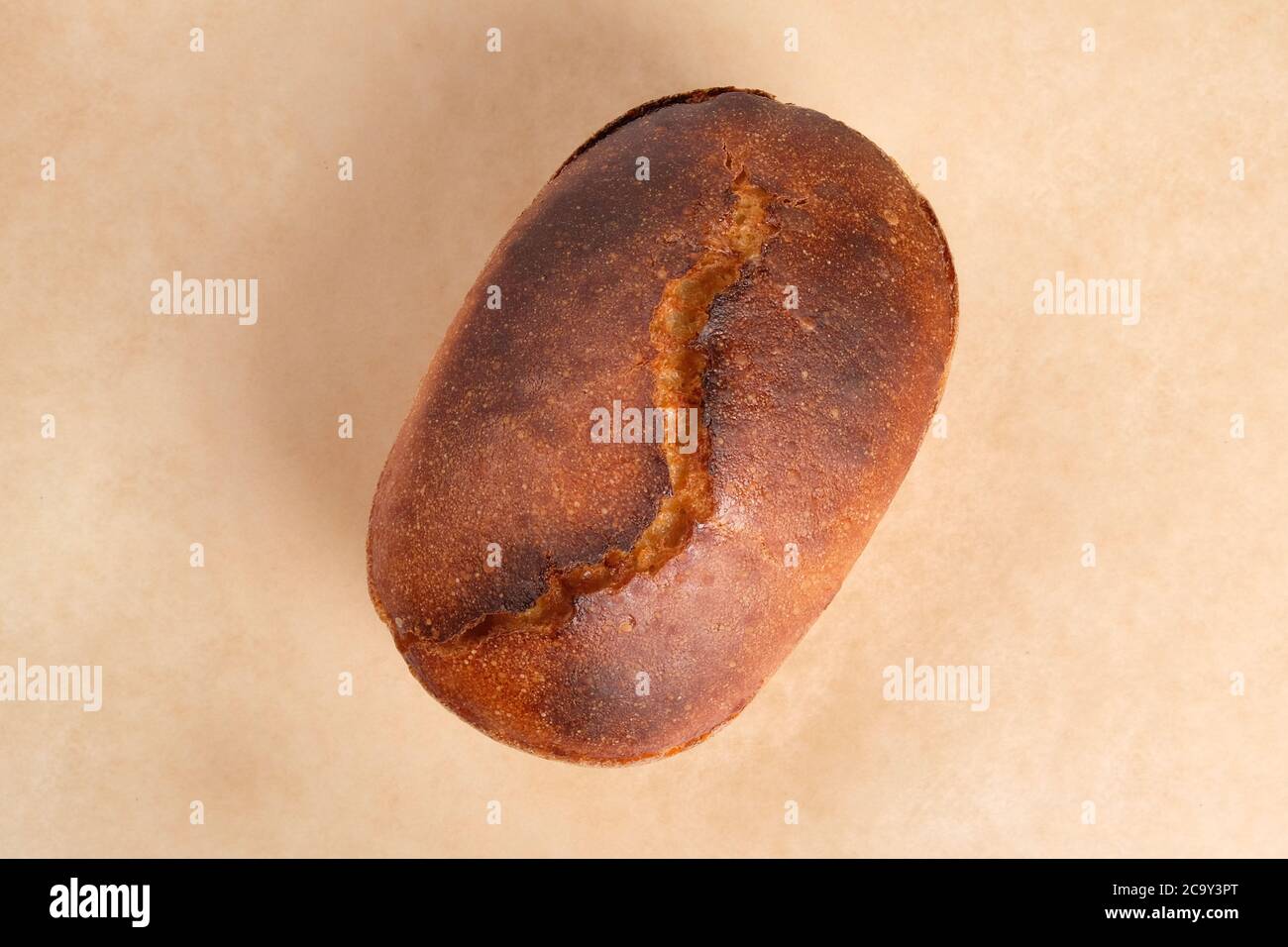 pane croccante dorato cotto nella vista dall'alto del forno. Foto Stock