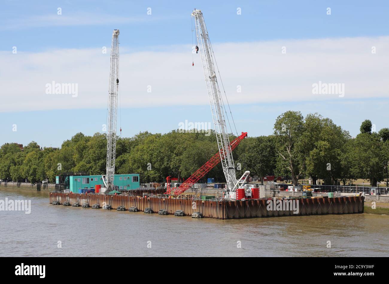 Il sito di costruzione della rete fognaria Thames Tideway a Chelsea Embankment, Londra. Mostra la diga in acciaio e gli alberi di cemento al tunnel principale 50m sotto. Foto Stock