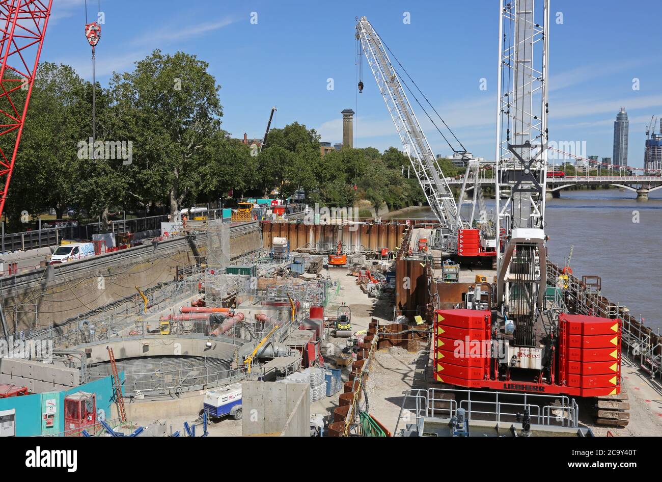 Il sito di costruzione della rete fognaria Thames Tideway a Chelsea Embankment, Londra. Mostra la diga in acciaio e gli alberi di cemento al tunnel principale 50m sotto. Foto Stock