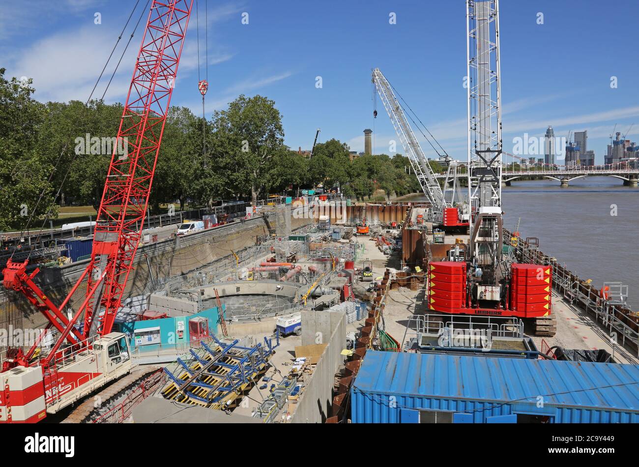 Il sito di costruzione della rete fognaria Thames Tideway a Chelsea Embankment, Londra. Mostra la diga in acciaio e gli alberi di cemento al tunnel principale 50m sotto. Foto Stock
