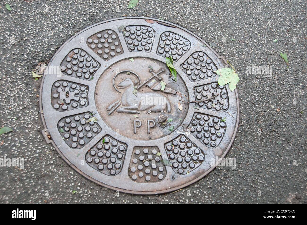 Intorno al Regno Unito - Official blazon, parte di Preston Coat of Arms visto qui su una copertina di ispezione, molti dei quali passano inosservati mentre si cammina intorno Preston. Foto Stock