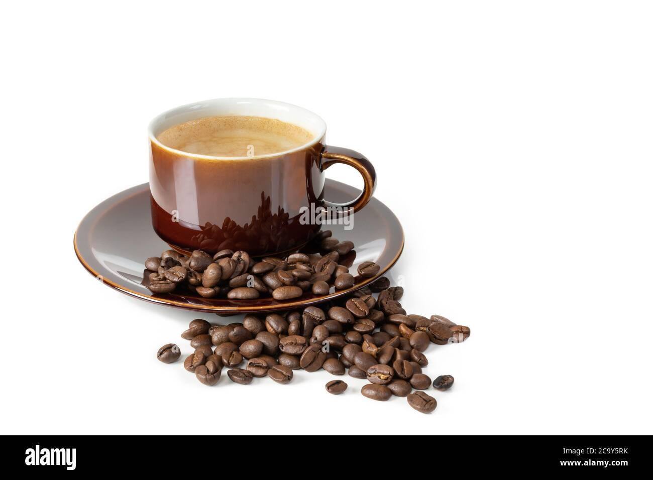 Caffè espresso in una tazza di vecchio stile e chicchi di caffè tostati su sfondo bianco. Foto Stock