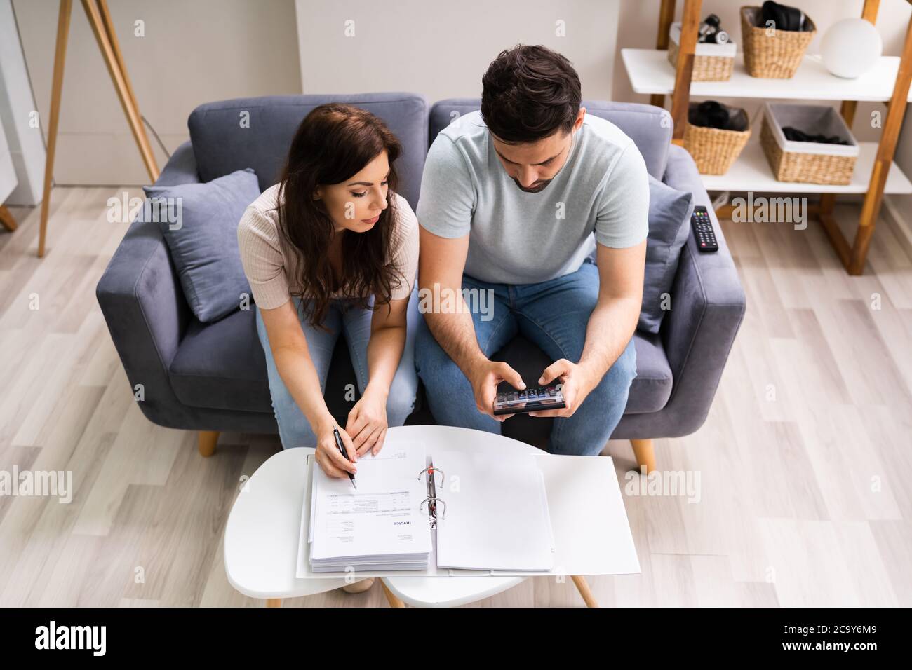Famiglia in difficoltà finanziaria avendo stress su debito e denaro Foto Stock