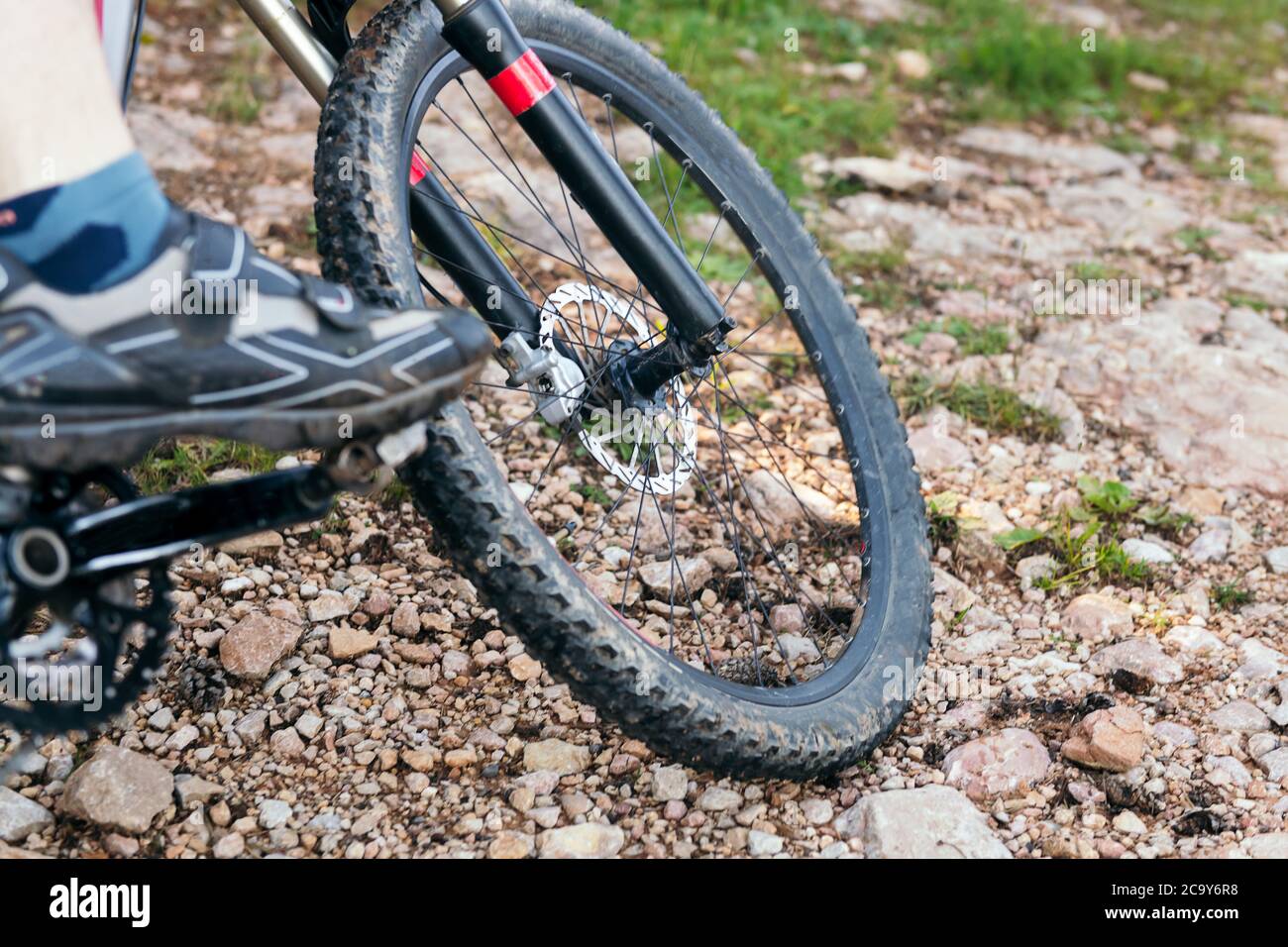 dettaglio di una ruota per mountain bike su un terreno roccioso, concetto di sport e stile di vita sano Foto Stock