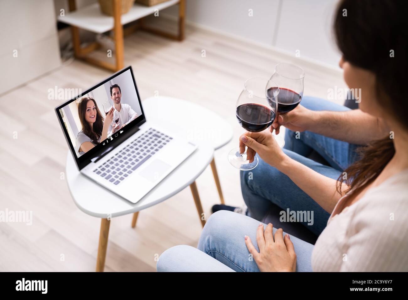 Degustazione virtuale di vini con laptop. Festa online e bevande Foto Stock