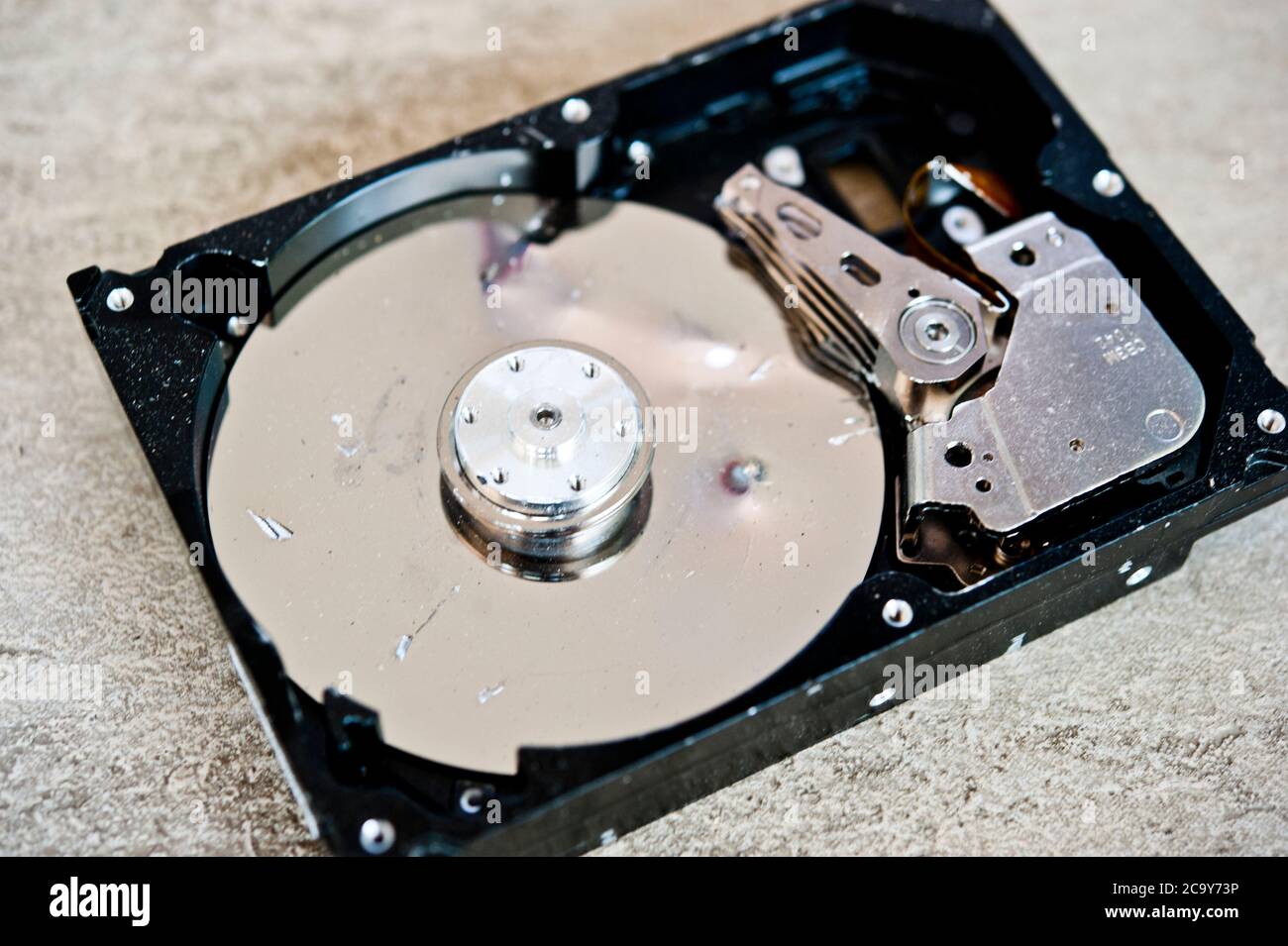 aprire e danneggiare l'unità disco rigido Foto Stock