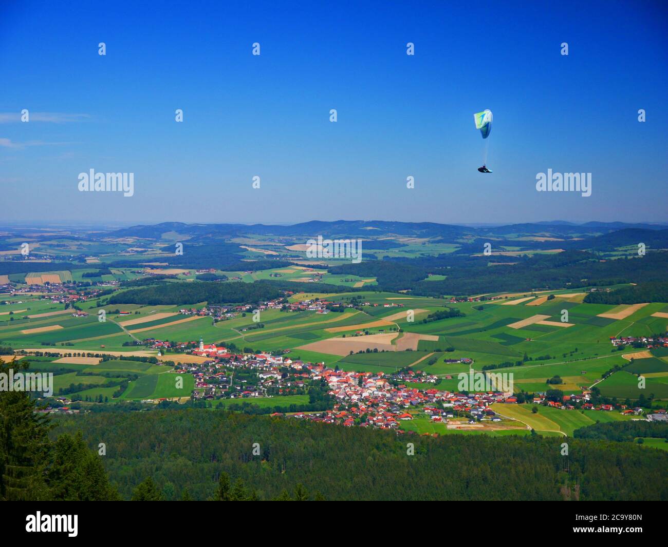 Neukirchen, Germania: Un paracadute sulla città Foto Stock