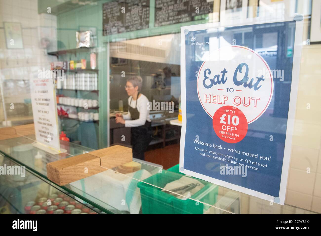 Segnaletica per il programma "Eat out to Help out", presso il Regency Cafe, a Londra, uno dei ristoranti partecipanti dove i clienti potranno gustare pasti a metà prezzo, a partire dal lunedì, quando il governo inizia il suo programma di agosto, volto a incrementare il commercio di ristoranti e pub dopo il blocco. Foto Stock