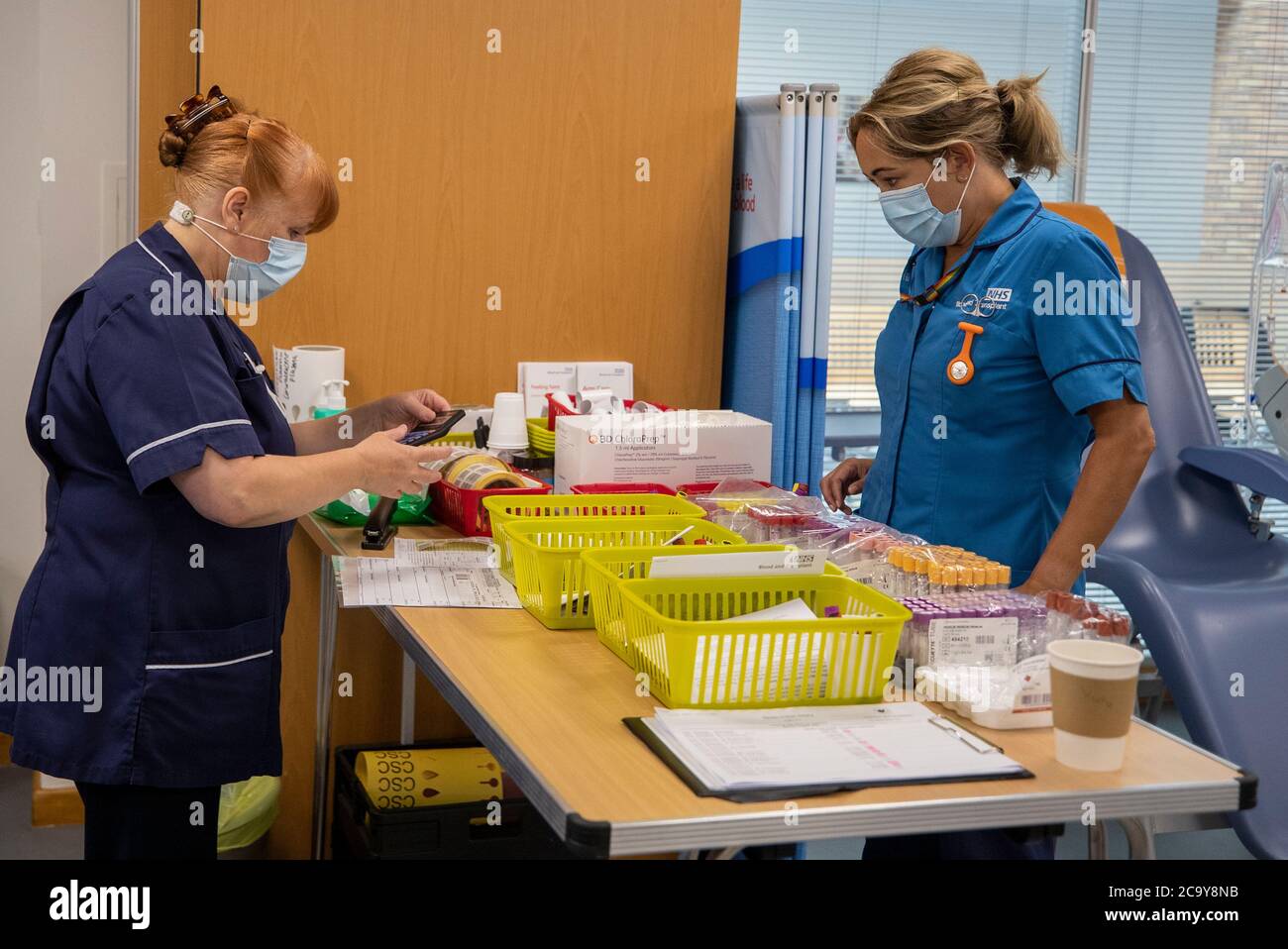 NHS Liverpool sangue e personale di trapianto all'interno di un centro di donatori di plasma pop-up a Speke, Liverpool. Foto Stock