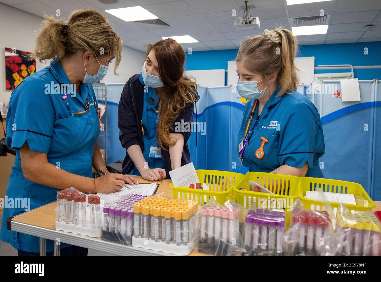 NHS Liverpool sangue e personale di trapianto all'interno di un centro di donatori di plasma pop-up a Speke, Liverpool. Foto Stock
