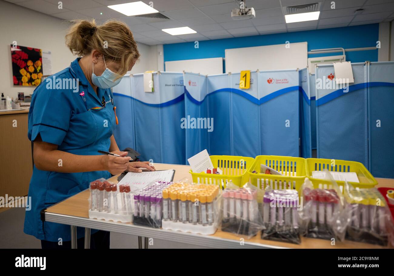 Un membro del personale del NHS Liverpool Blood and Transplant all'interno di un centro di donatori di plasma a Speke, Liverpool. Foto Stock