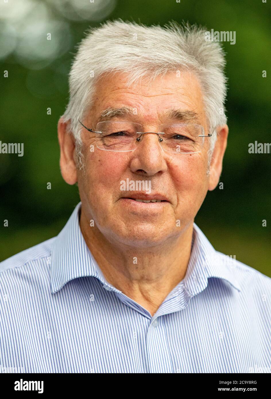 Malcolm Shaw, 72 anni, il più antico donatore di plasma in Inghilterra, presso un centro di donatori di plasma a Speke, Liverpool. È stato lanciato un appello urgente per i pazienti con coronavirus recuperati a donare il loro plasma sanguigno nel tentativo di aiutare l'NHS a trattare le persone che si ammalano durante una potenziale seconda ondata. Foto Stock