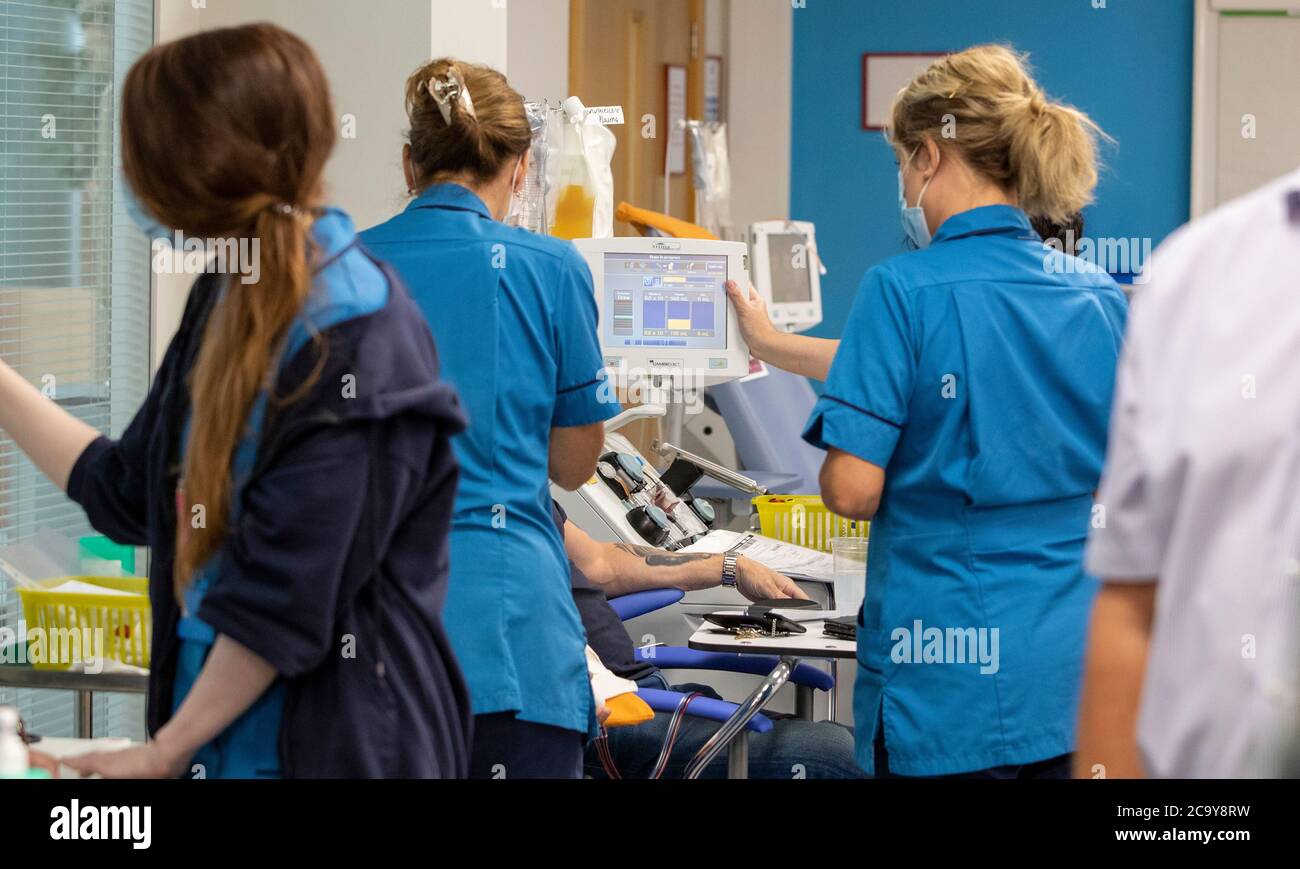 NHS Liverpool sangue e personale di trapianto all'interno di un centro di donatori di plasma pop-up a Speke, Liverpool. Foto Stock