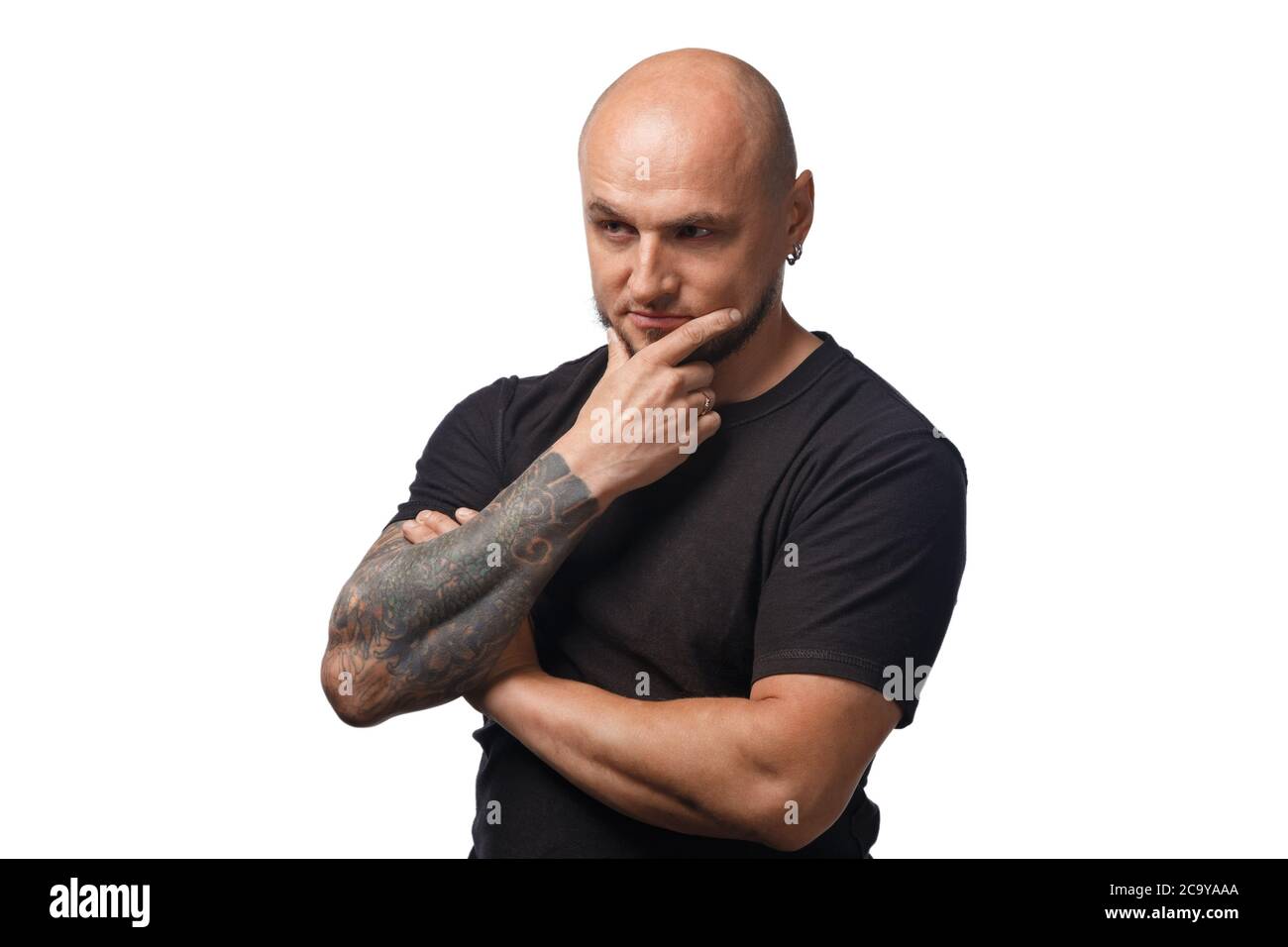 Foto di uomo calvo perplesso in camicia nera su sfondo bianco Foto Stock